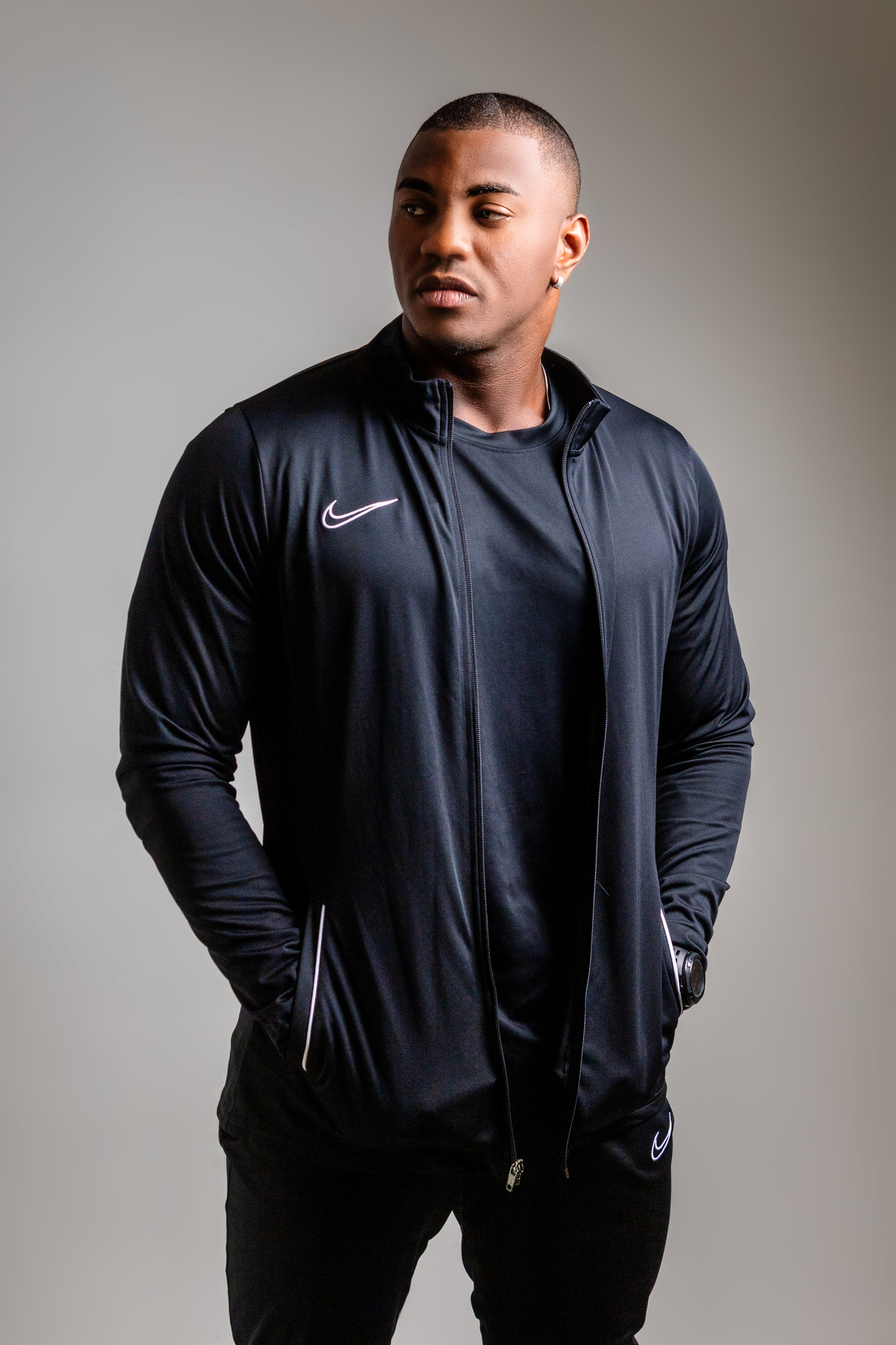 personal com mãos do bolso