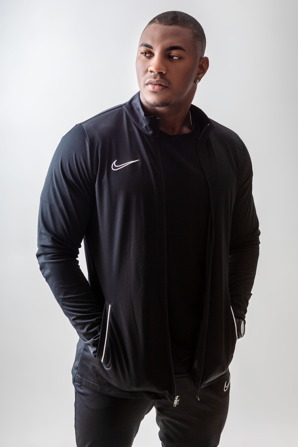 personal com mãos do bolso