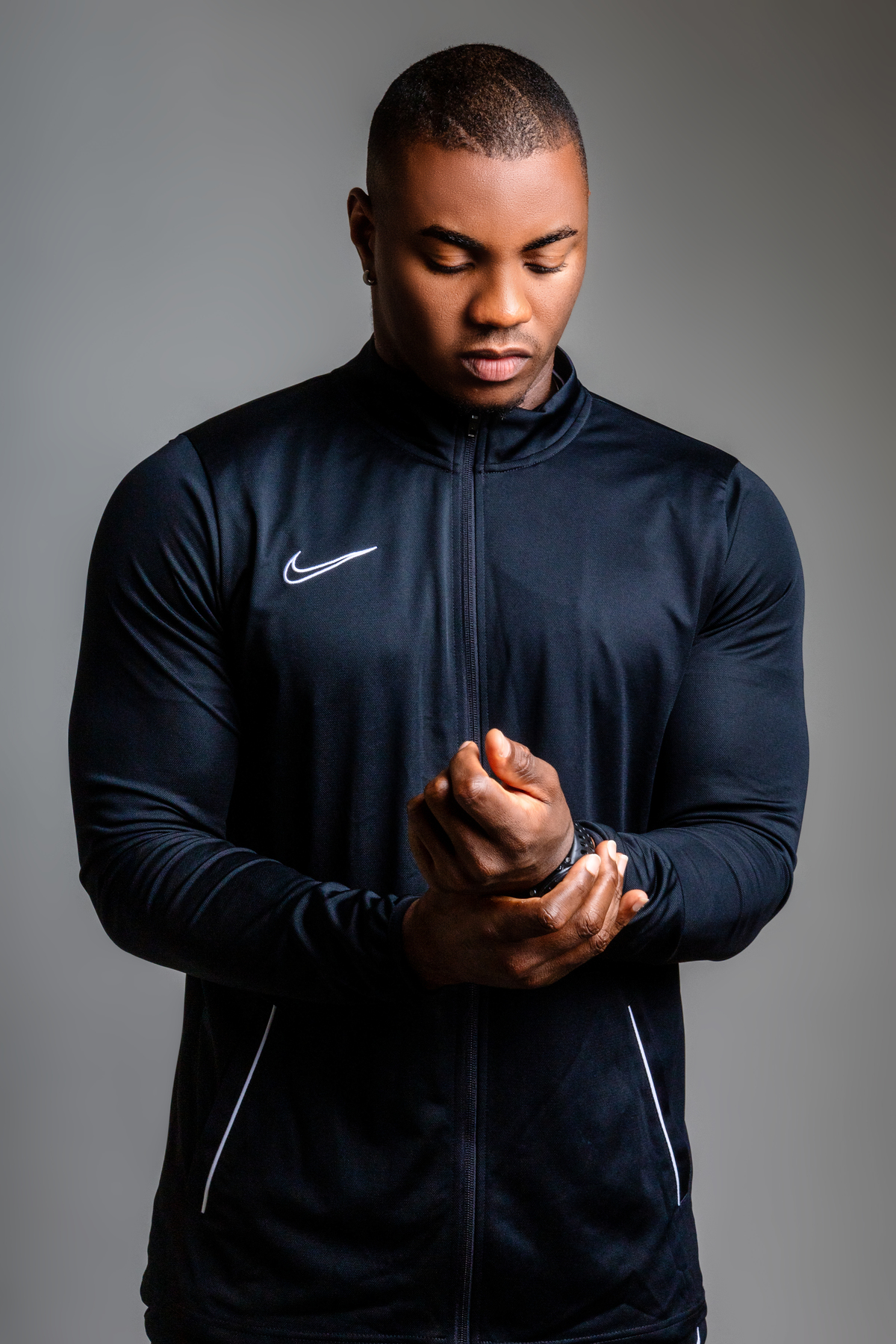 personal com mão no relógio