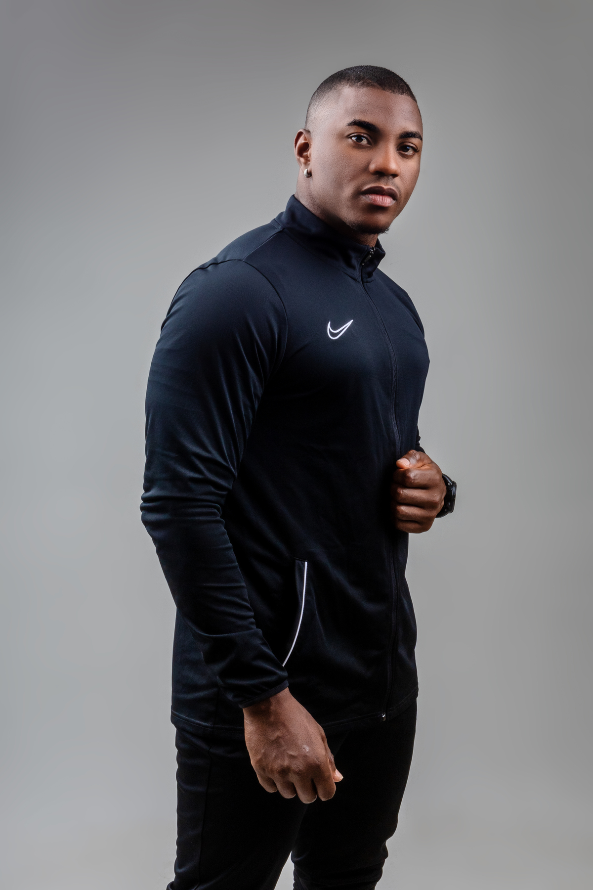 personal com mão na jaqueta e outro no bolso