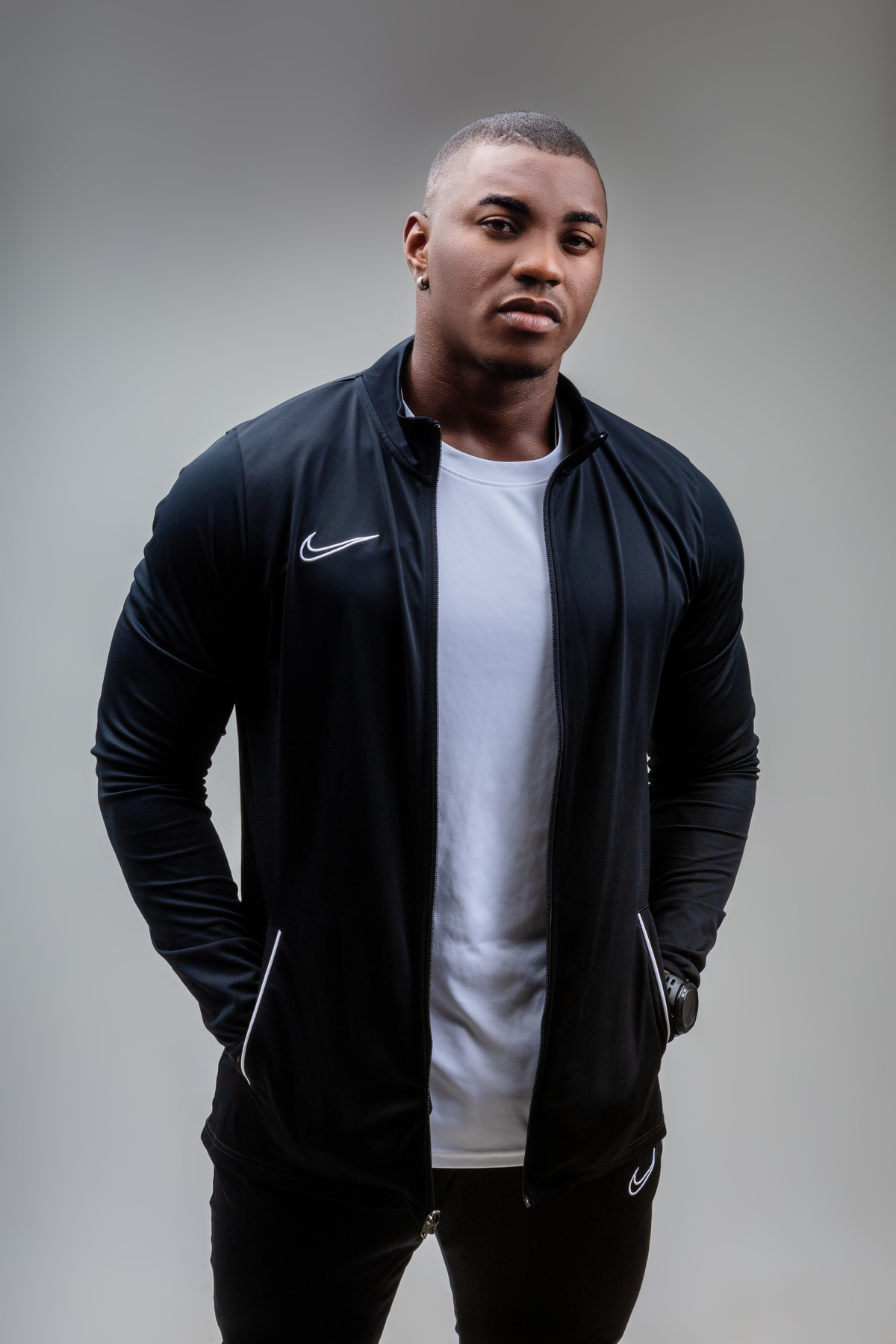 personal usando jaqueta aberta com mãos do bolso