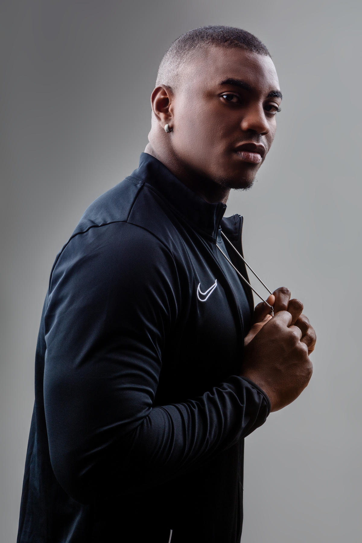 personal com mão no colar