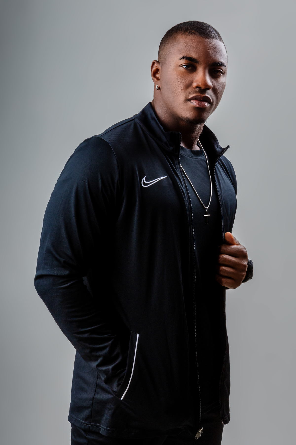 personal com mão na jaqueta e outro no bolso