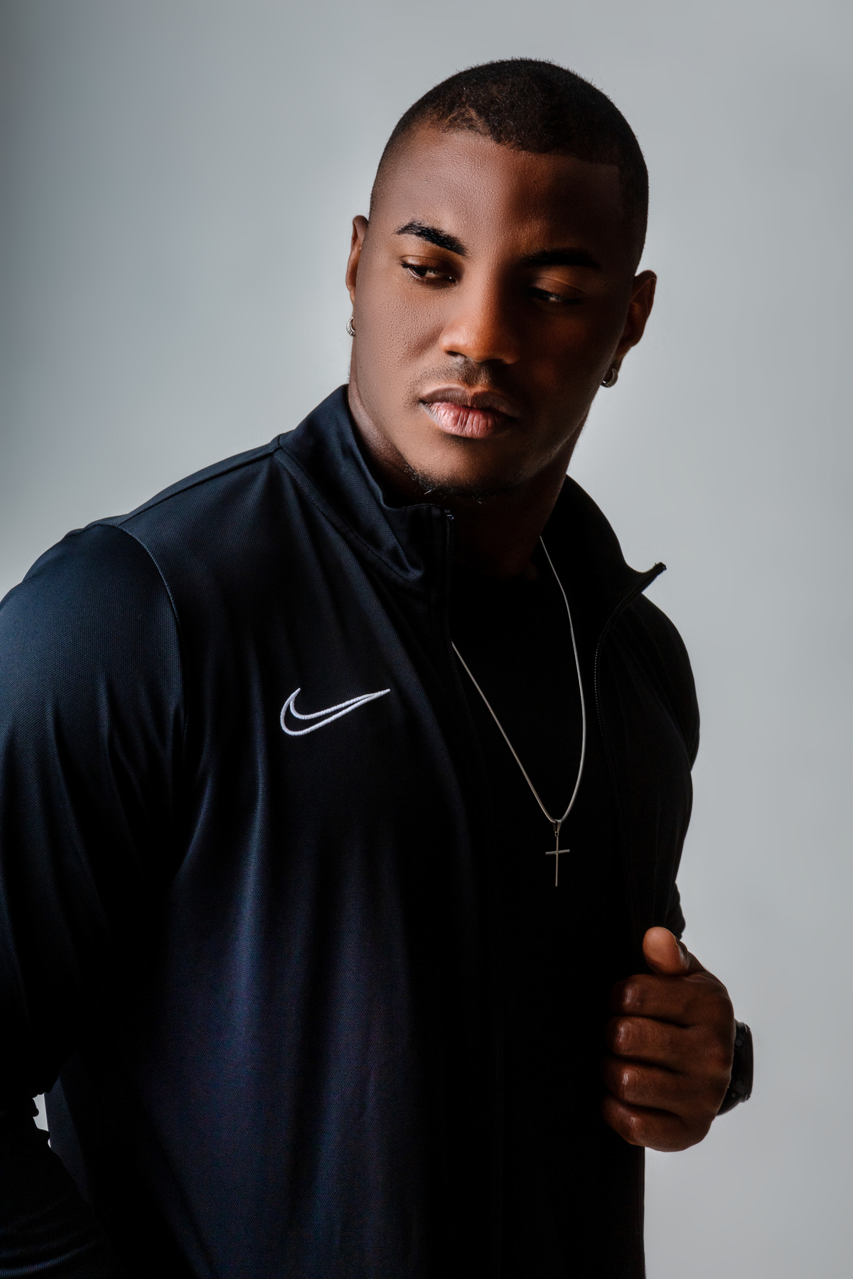 personal com mão na jaqueta 