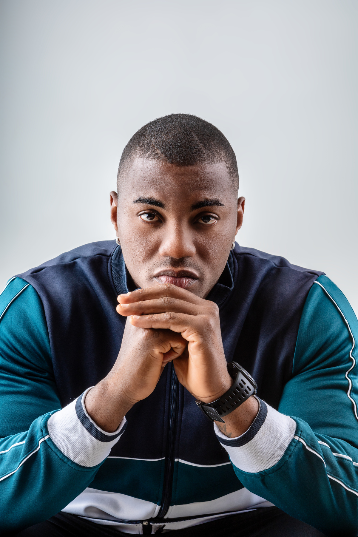 personal com mãos sobre queixo