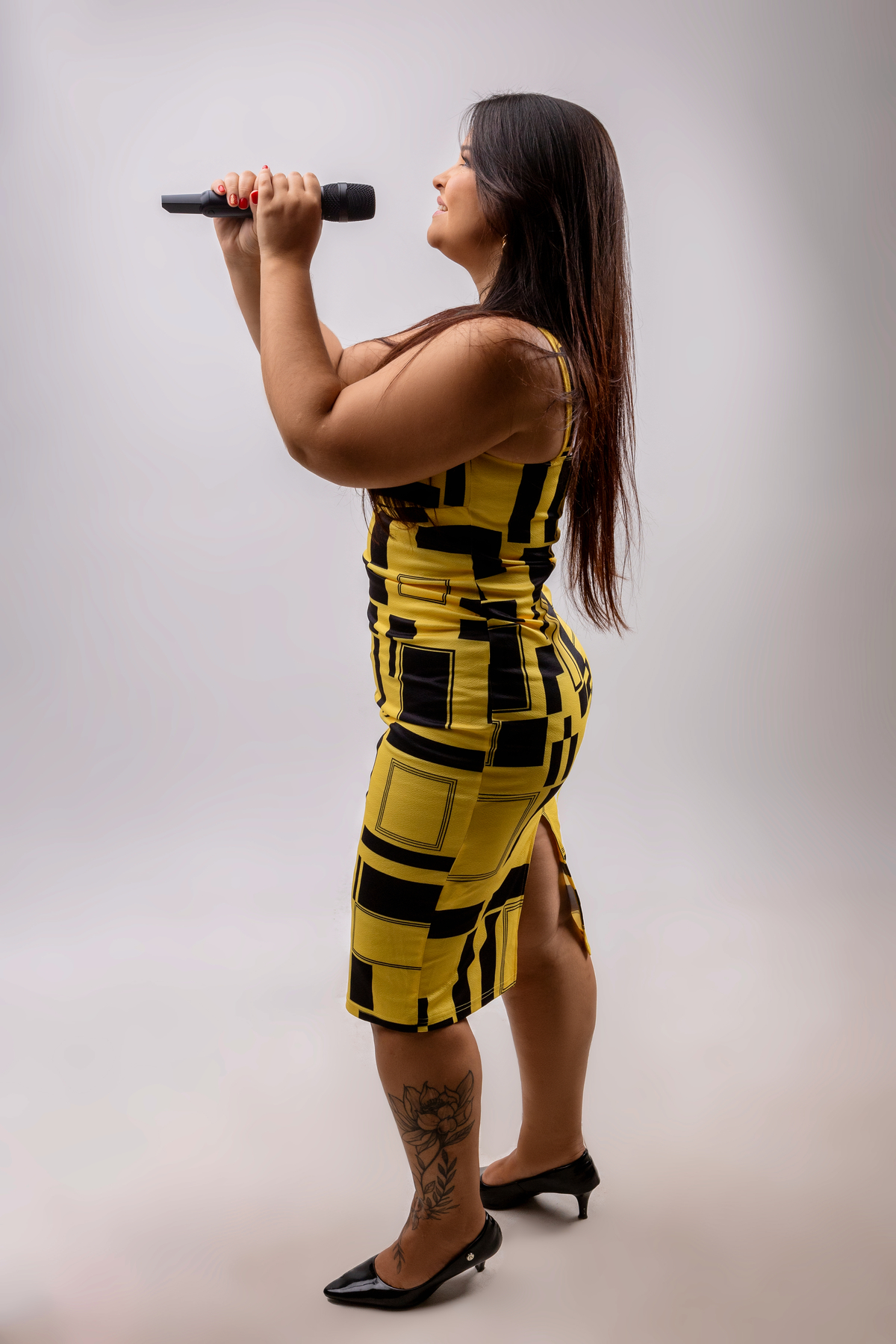 cantora segurando o microfone 