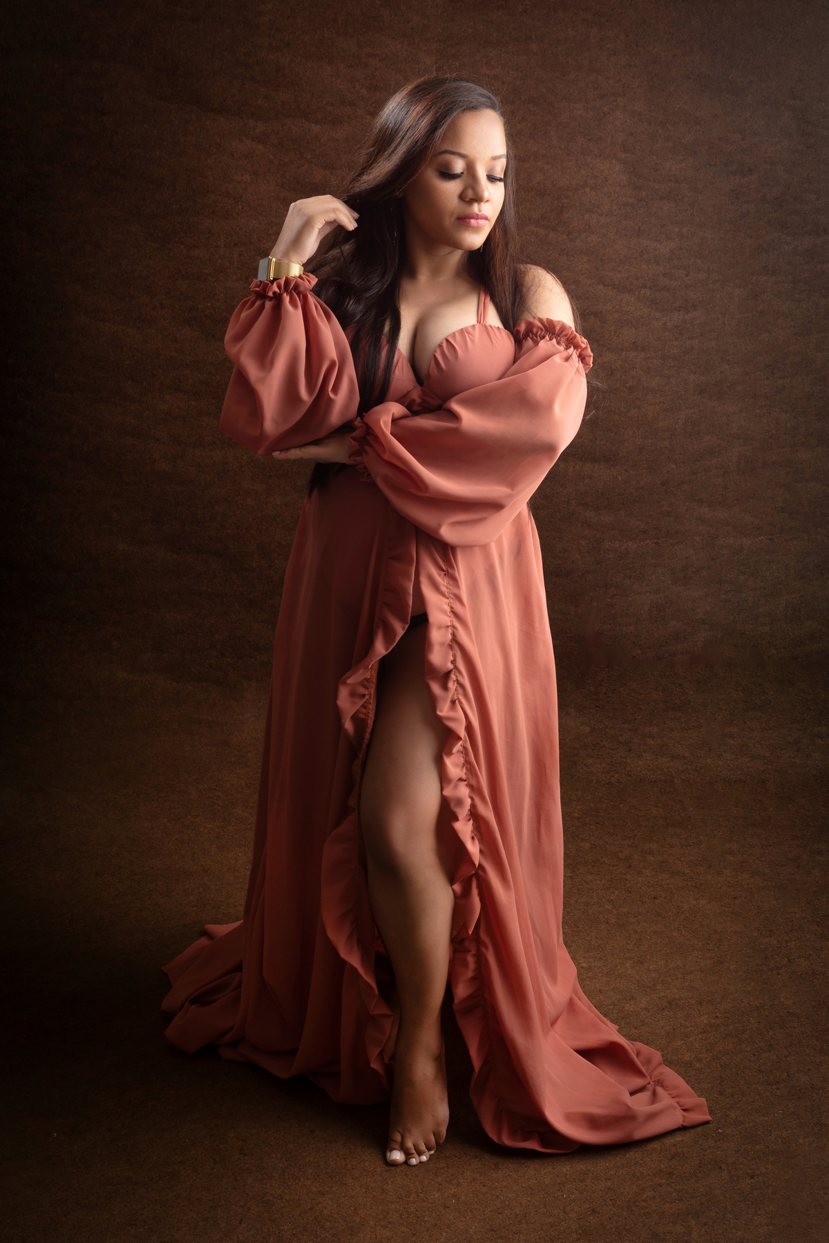 gestante de braço cruzado