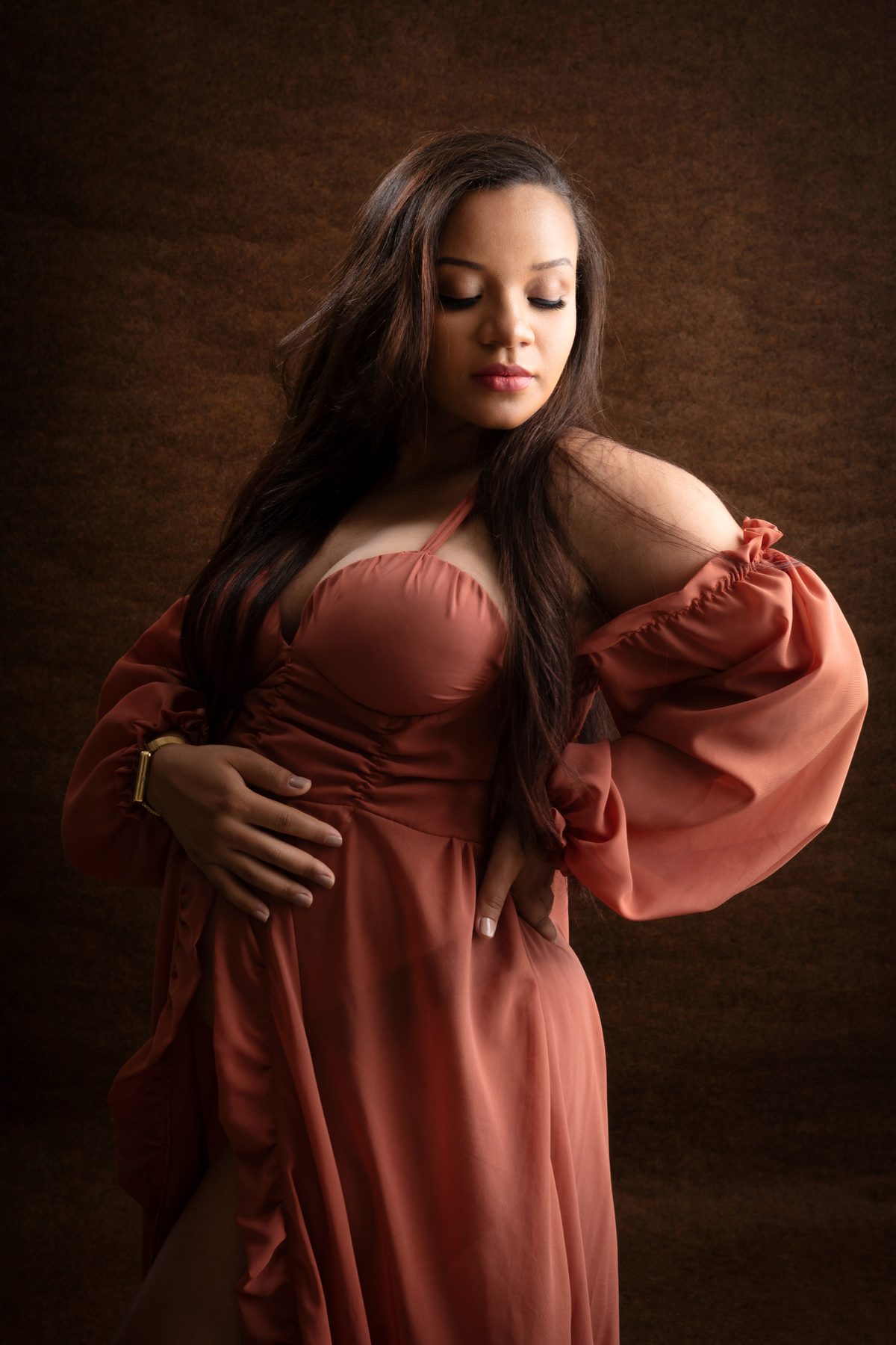 gestante com mão na cintura e outra na barriga