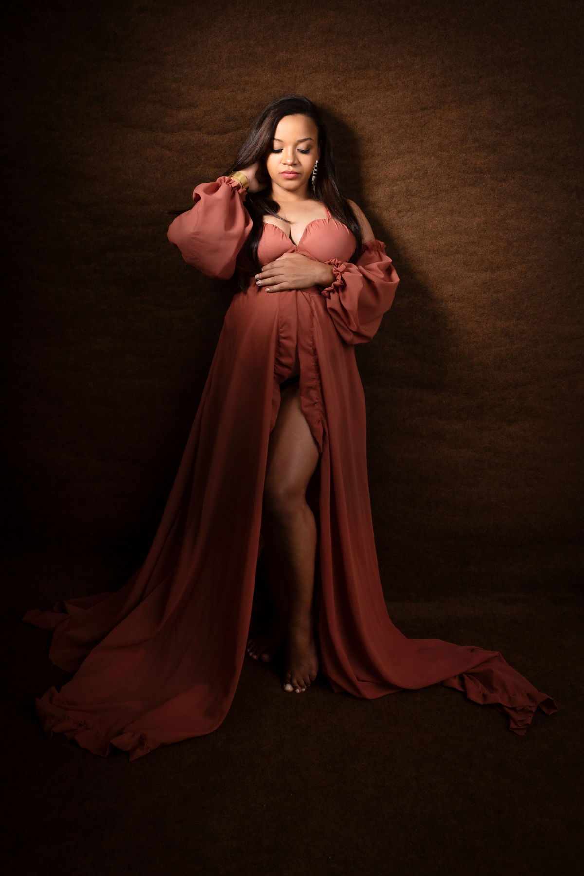 gestante com mão na barriga e outra mão no pescoço