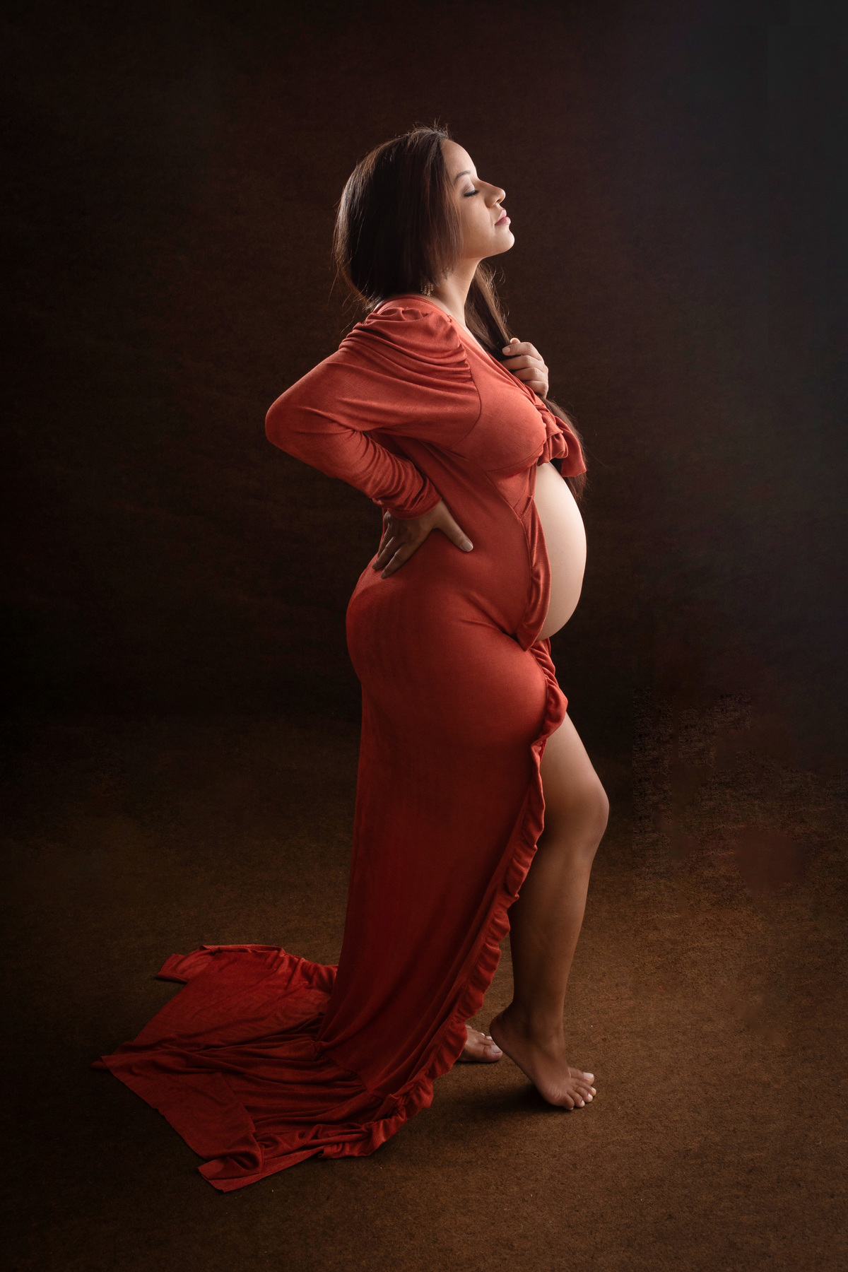 gestante com mão na cintura e outra no cabelo