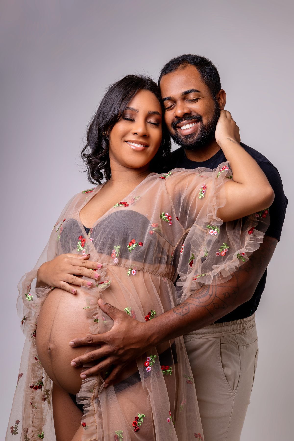 papai abraçando a barriga da gestante