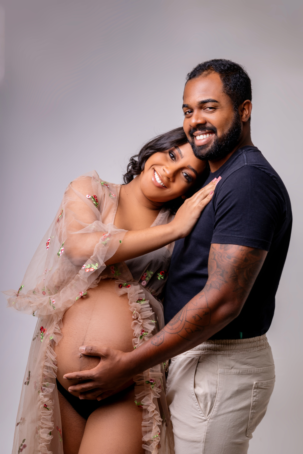 gestante com papai tocando na barriga