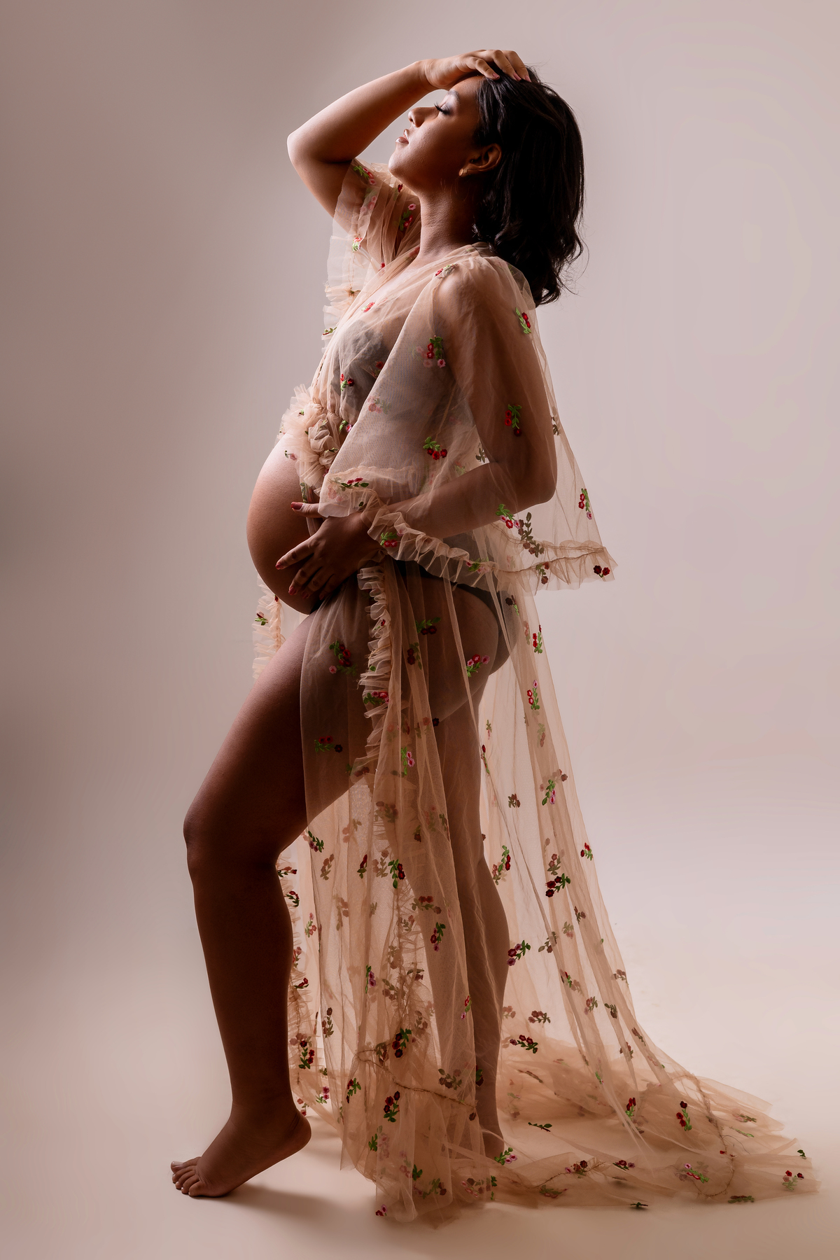 gestante com mão na barriga e outra na cabeça