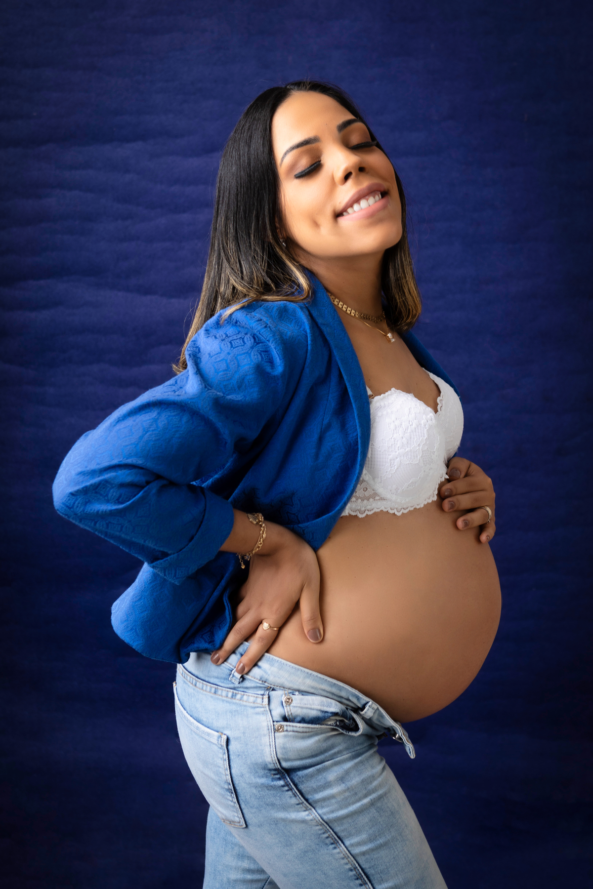 gestante com mão na cintura e outra na barriga