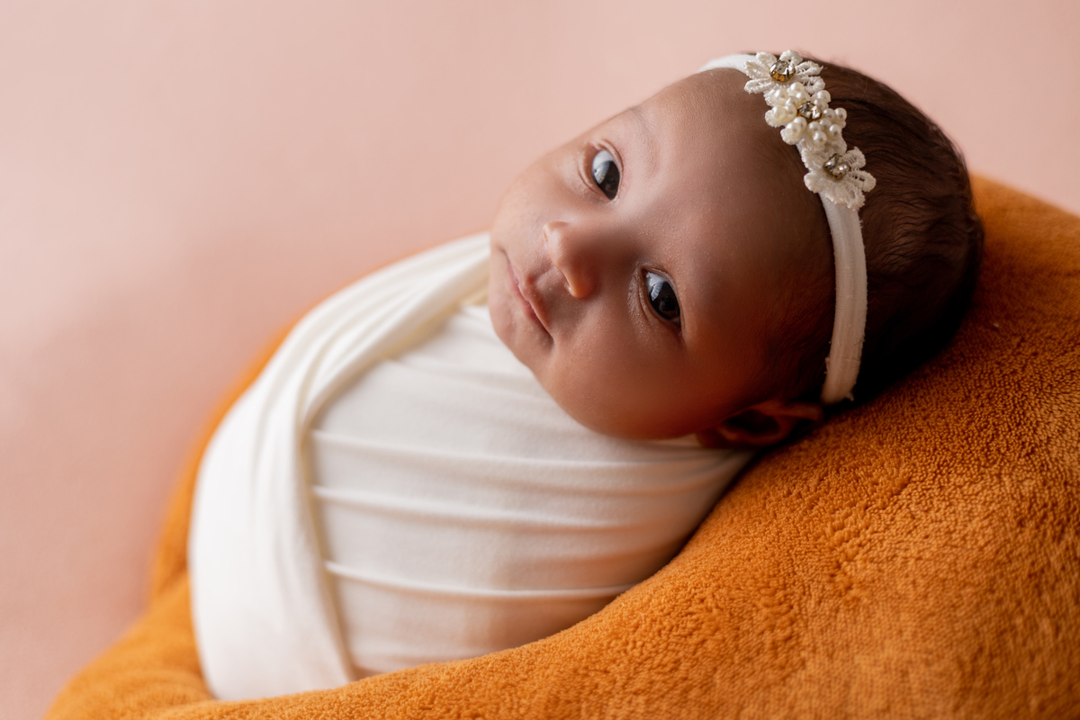 wrap newborn rosa com as mãos de papai e mamãe