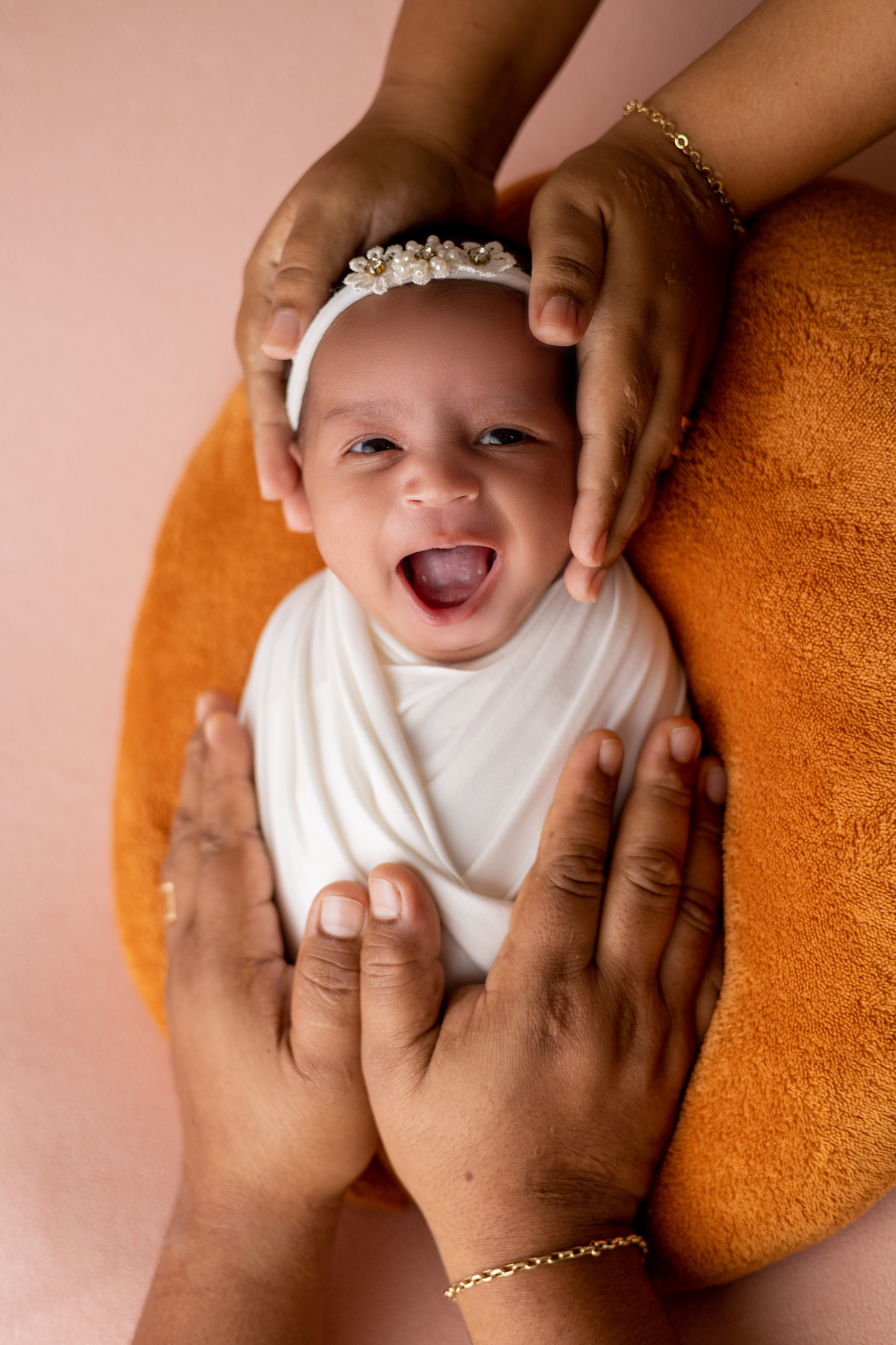 wrap newborn branca com as mãos de papai e mamãe