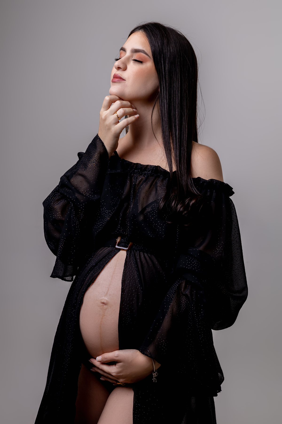 gestante com mão da barriga e outra 