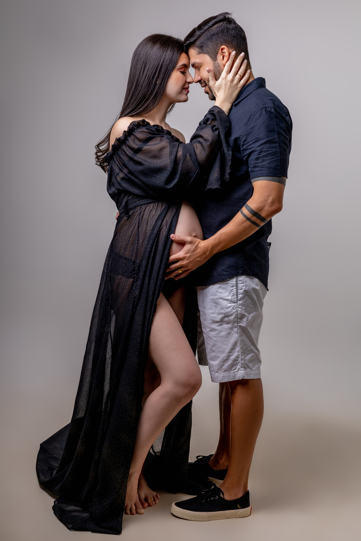 gestante com papai tocando na barriga