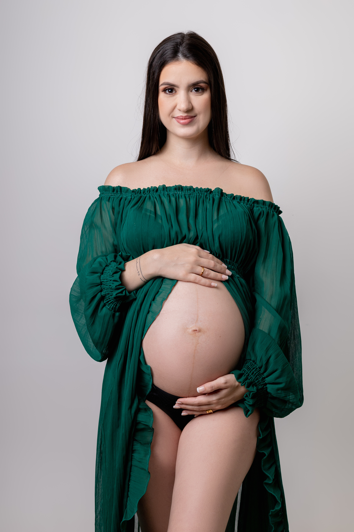 gestante abraçando a barriga