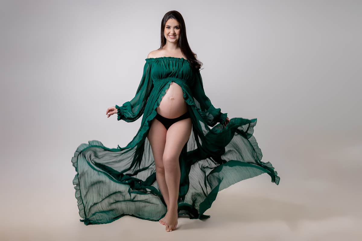 gestante com vestido no ar