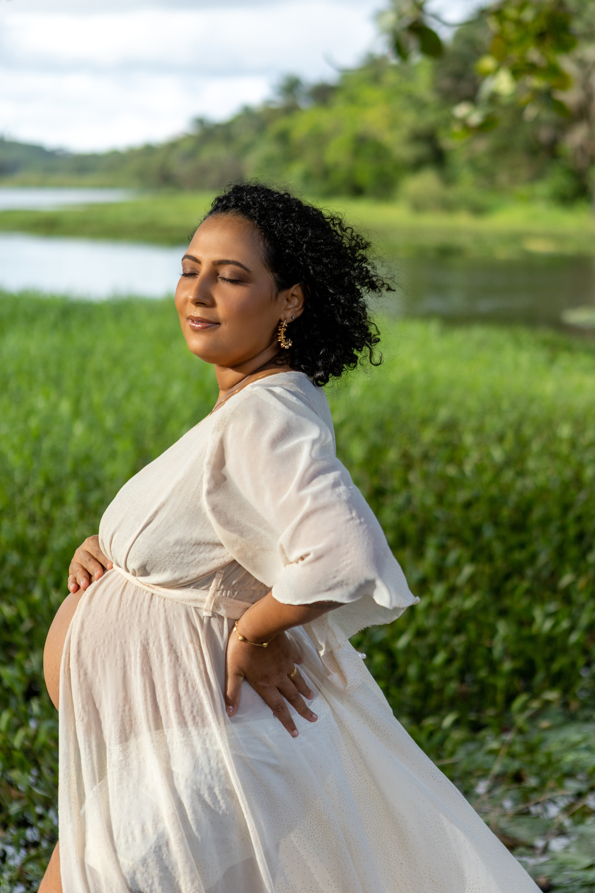 gestante com mão na barriga e outra na cintura