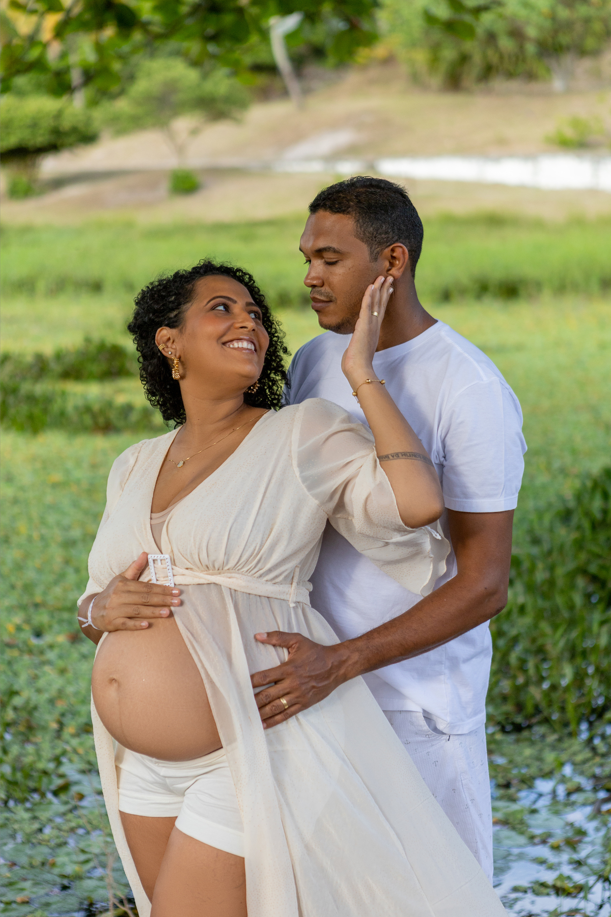 gestante e papai tocando na barriga