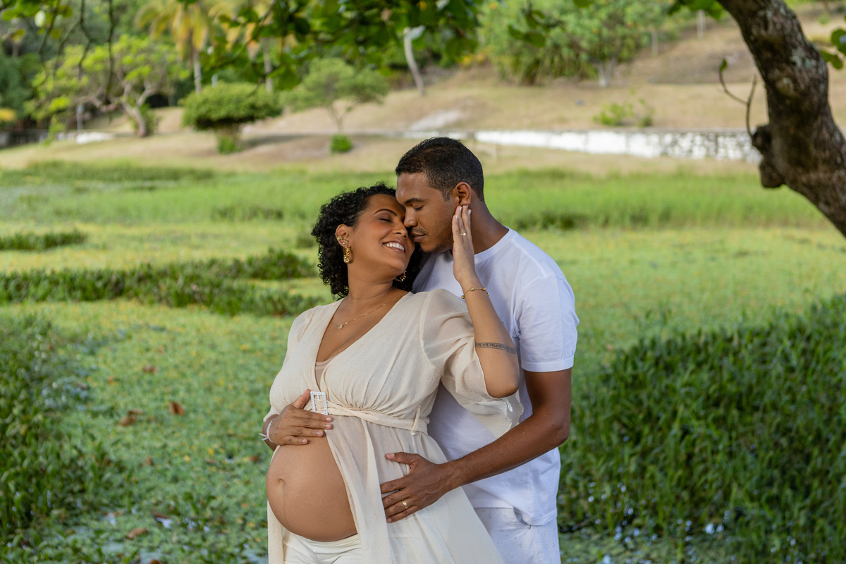 gestante e papai tocando na barriga