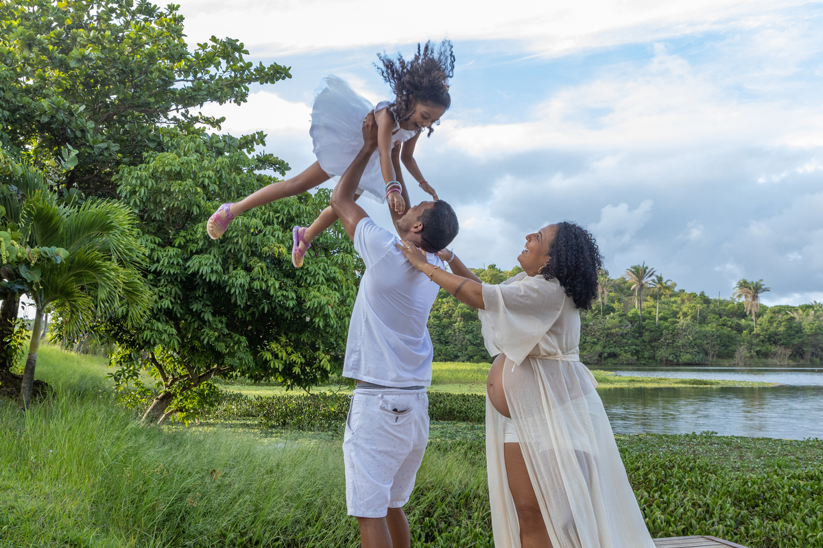 gestante e papai brincando com sua filha 