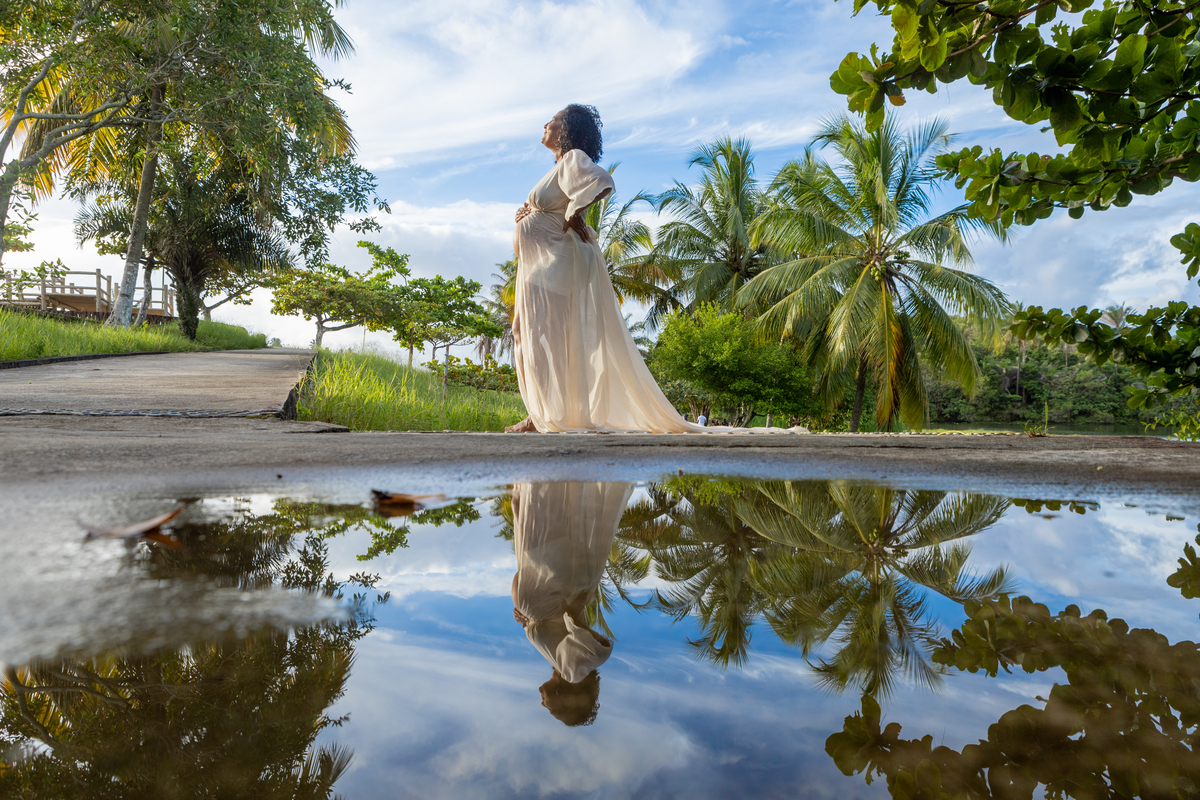 gestante com mão na barriga e outra na cintura