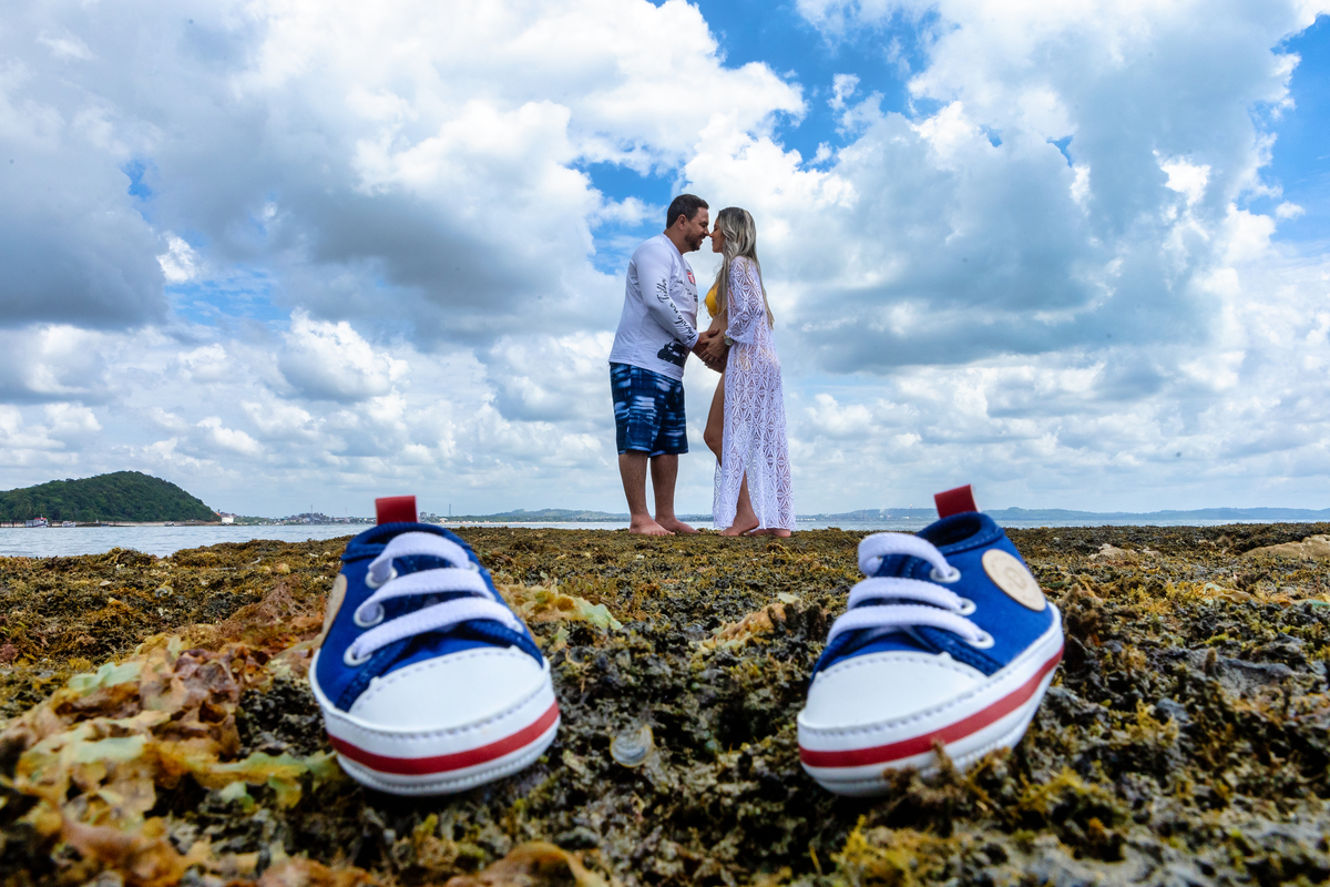 detalhe sapatinho do bebê com mamãe e papai