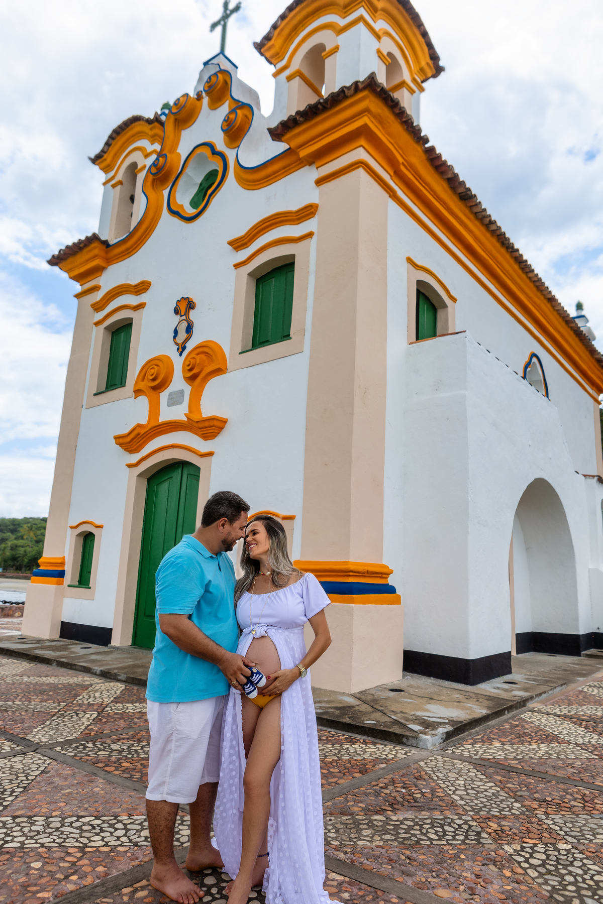 papai e mamãe tocando na barriga