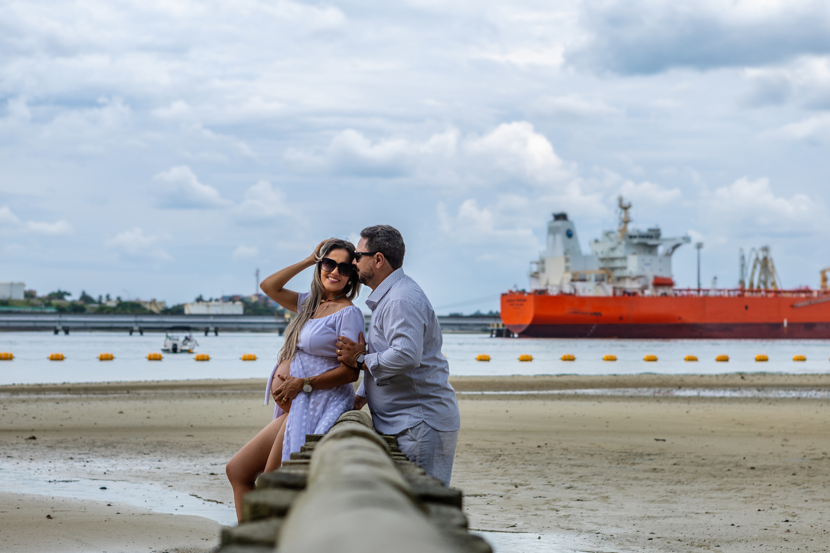 gestante sentada com papai dando beijo na tua testa