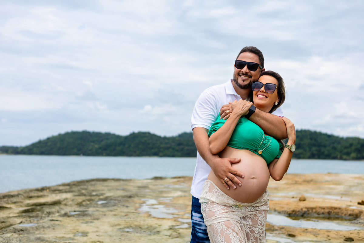 papai e gestante abraçados e sorridentes