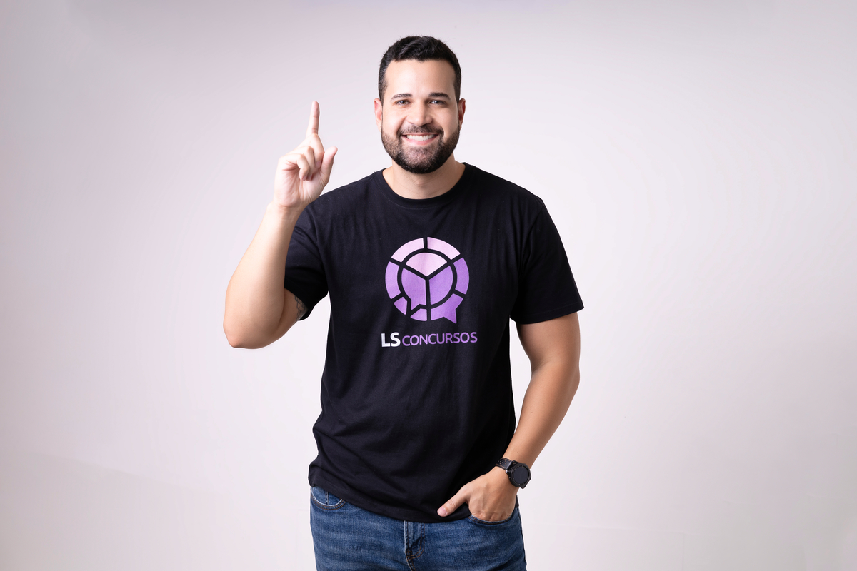 administrador com mão do bolso e apontado o dedo para cima