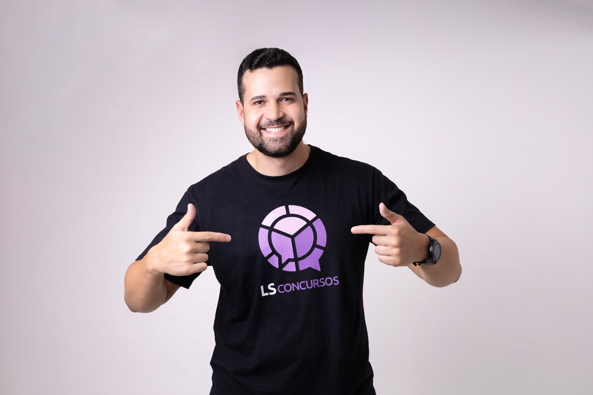 administrador apontado para logo da camisa