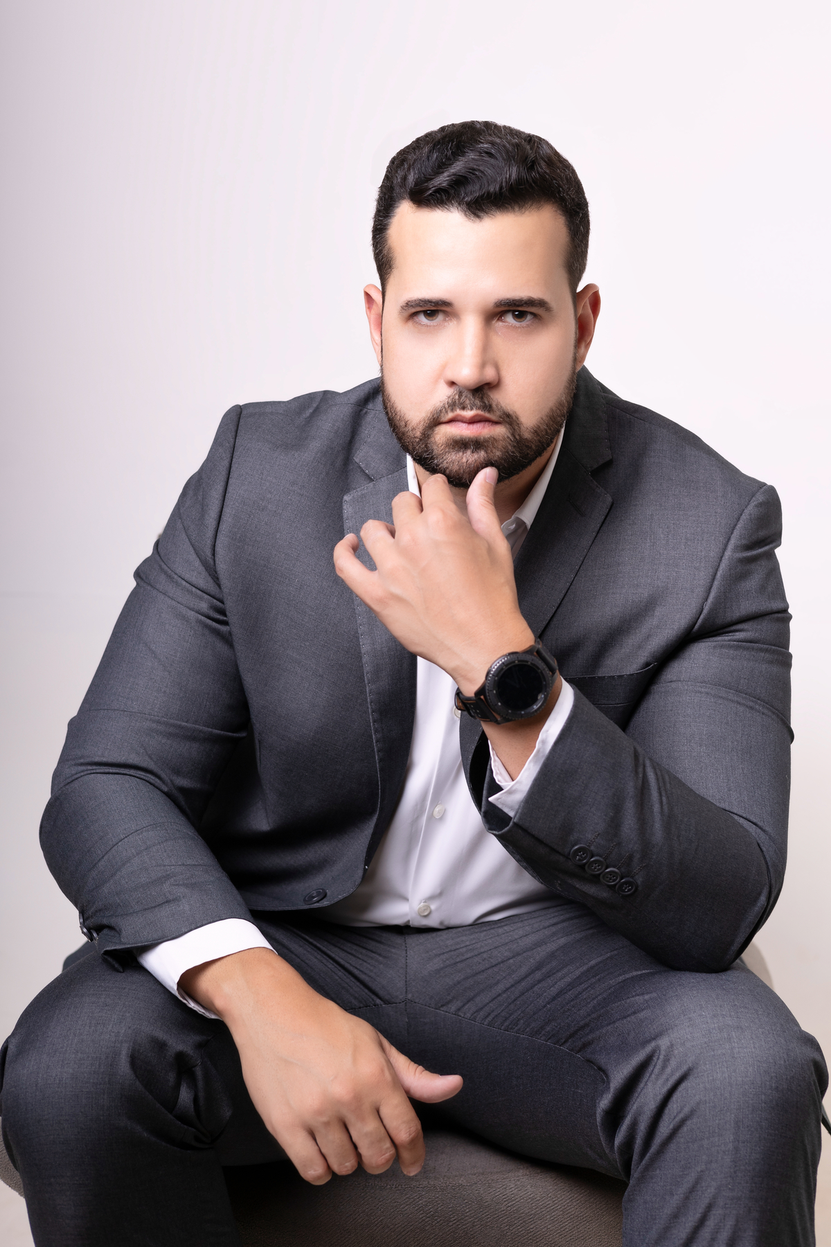 administrador sentando com mão no queixo