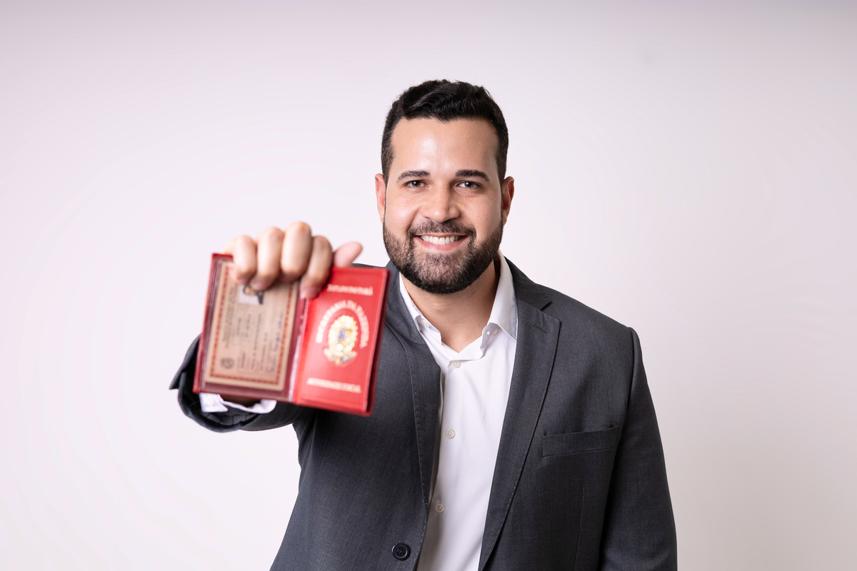 administrador segurando carteira de trabalho