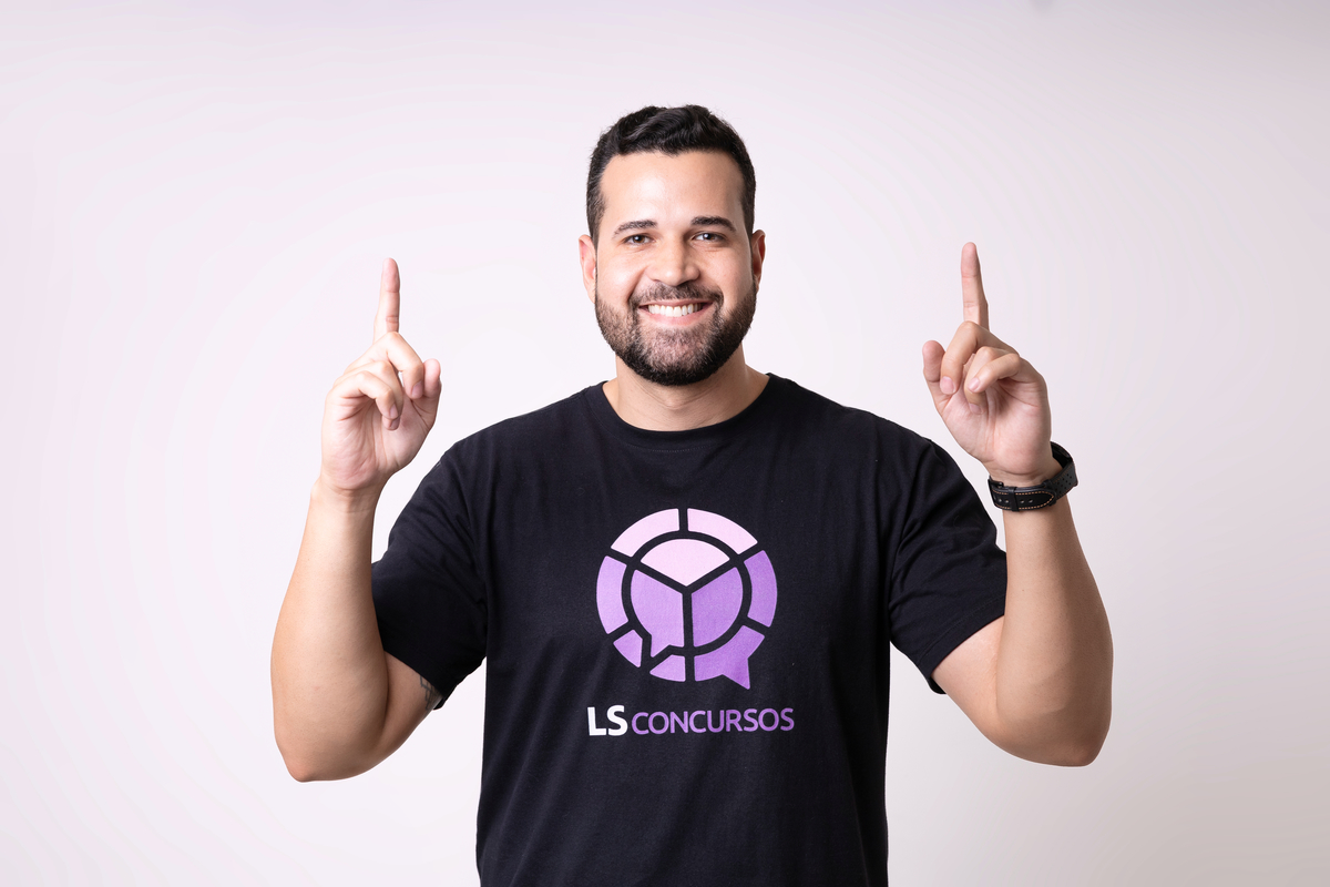 administrador apontando para cima