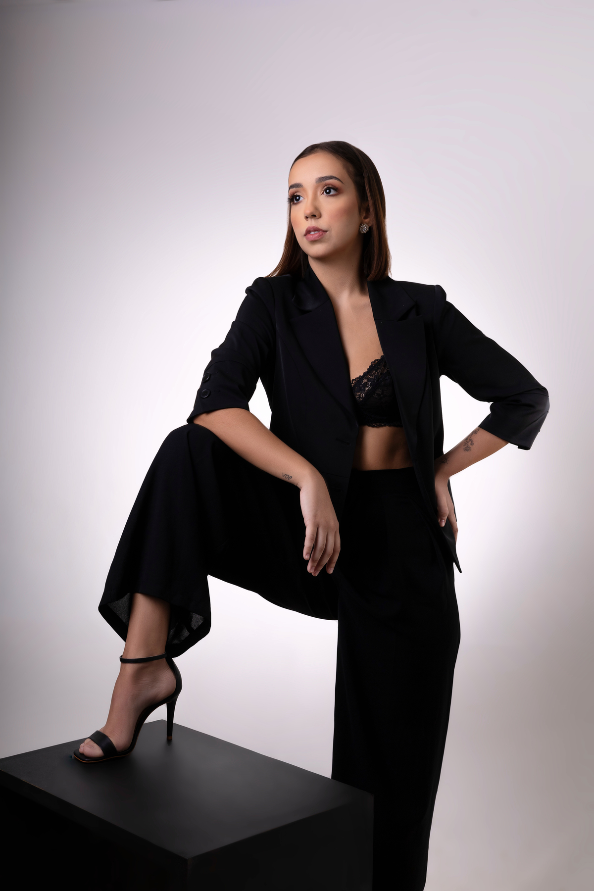 bailarina com perna apoiada e mão na cintura