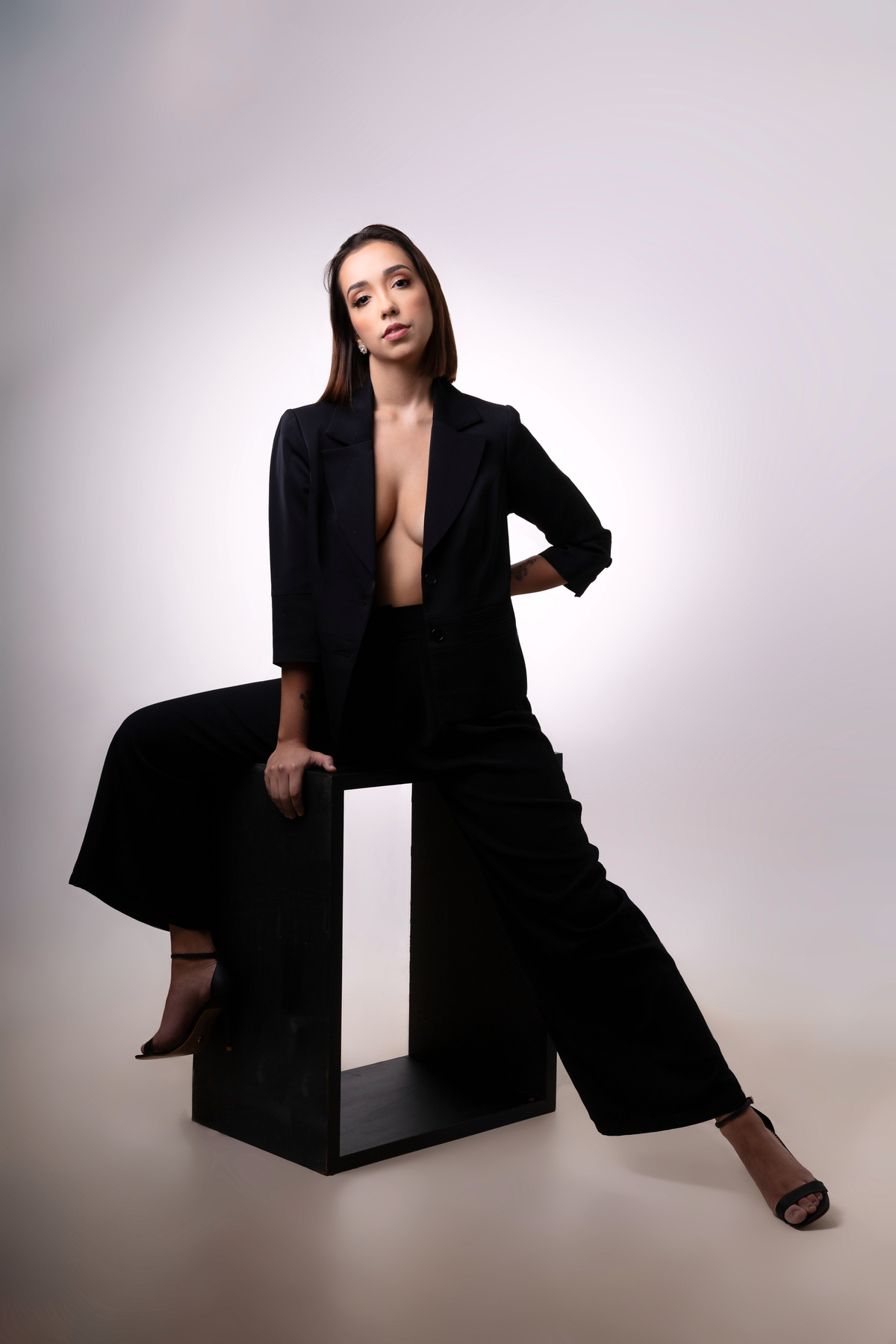 bailarina sentada com perna esticada