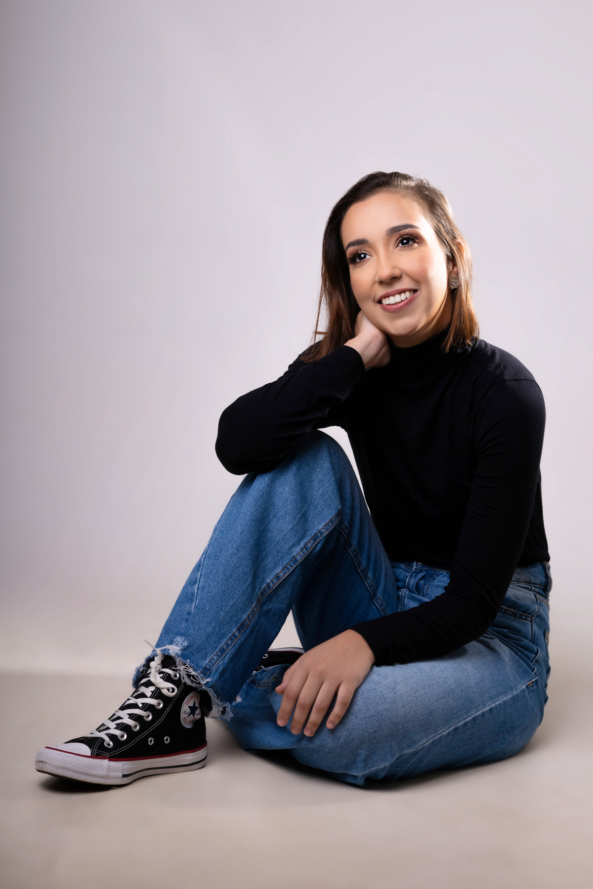 bailarina sentada com mão no pescoço