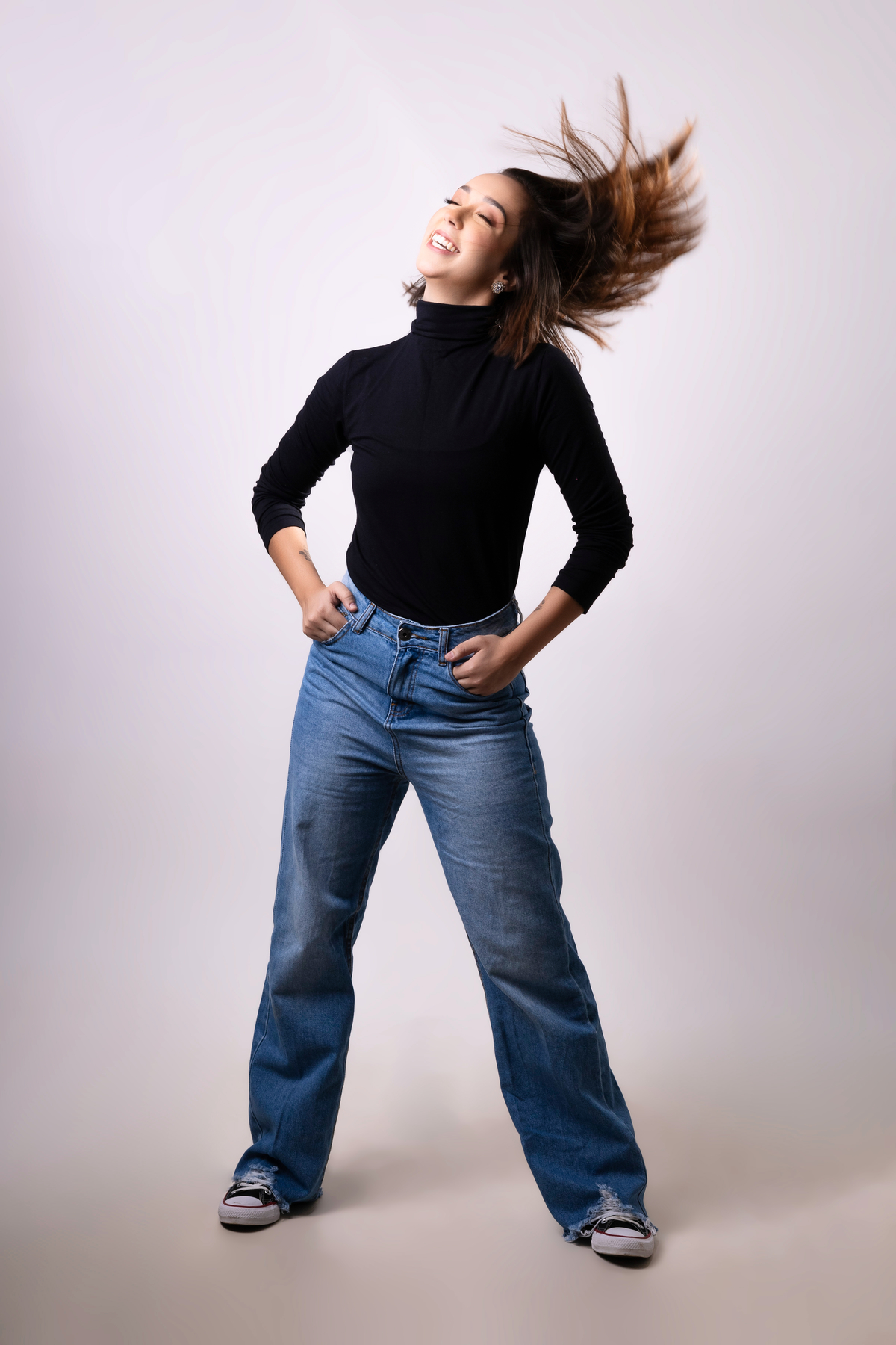 bailarina com mãos do pescoço e cabelo no ar