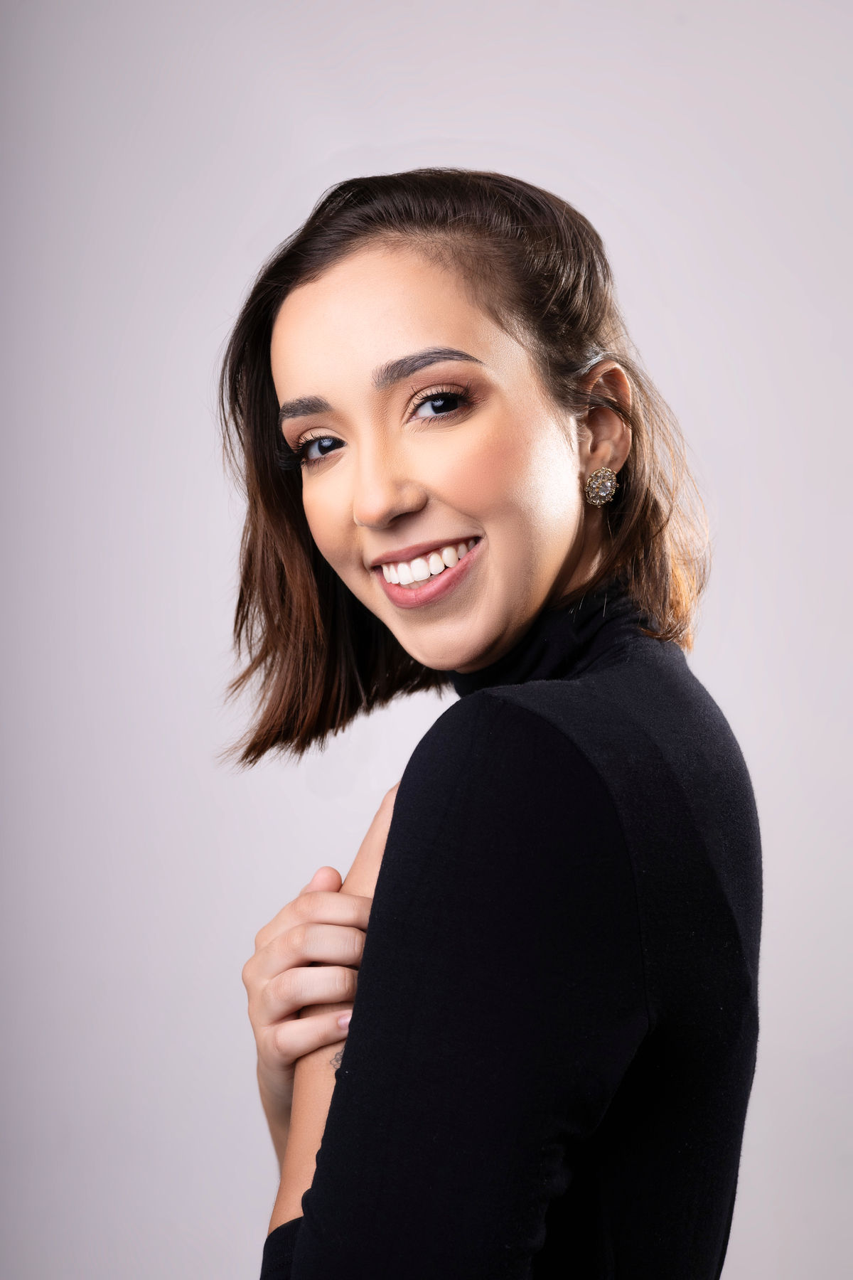 bailarina rosto virado pro ombro sorrindo