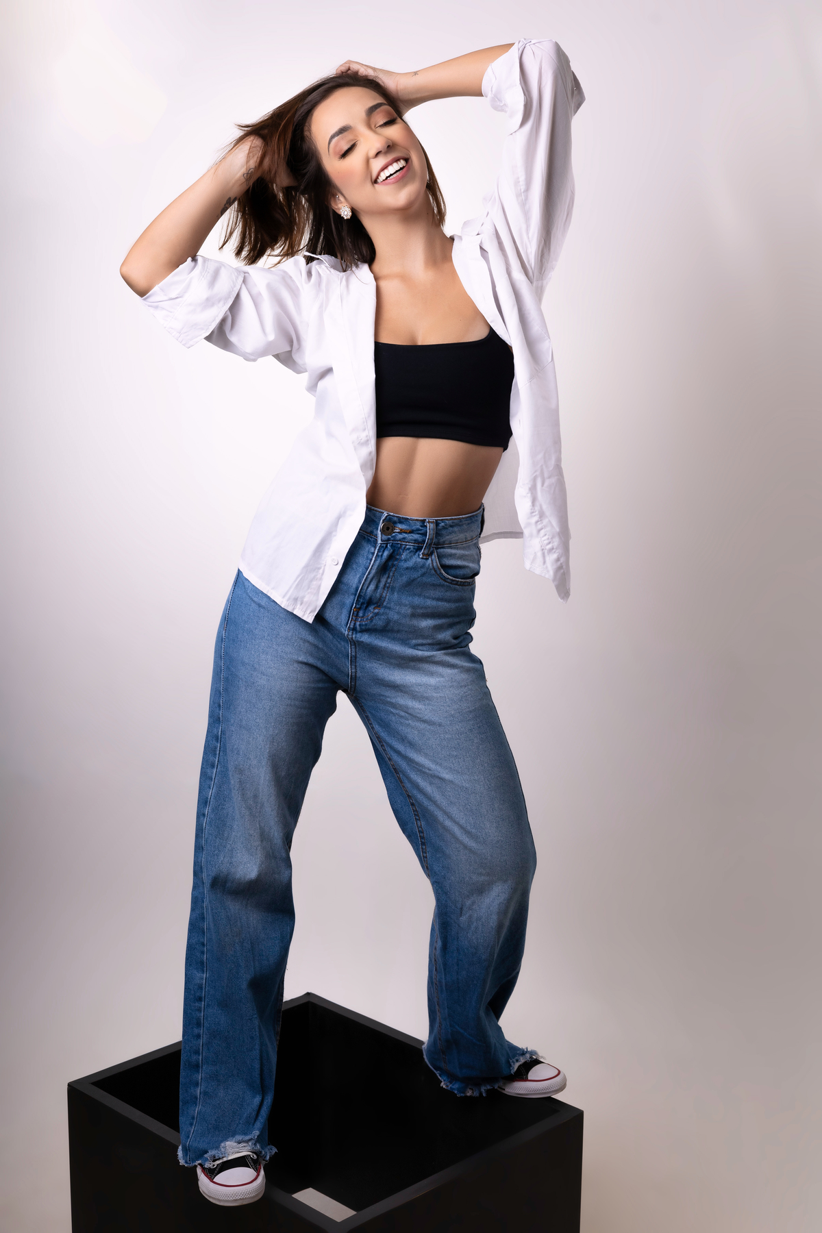 bailarina com as mão do cabelo