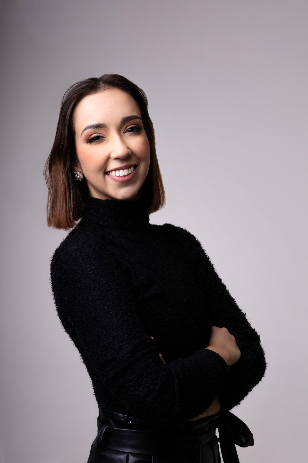 bailarina de braços cruzados