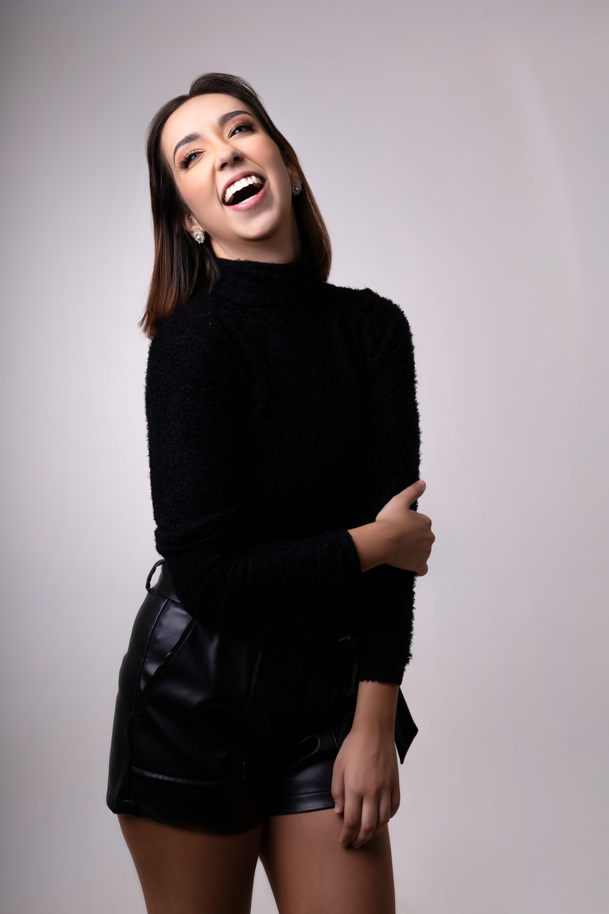 bailarina com mão no braço