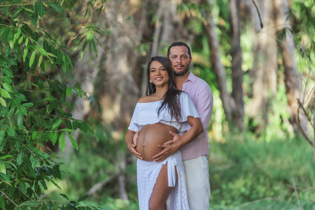 papai abraçando a barriga da gestante 