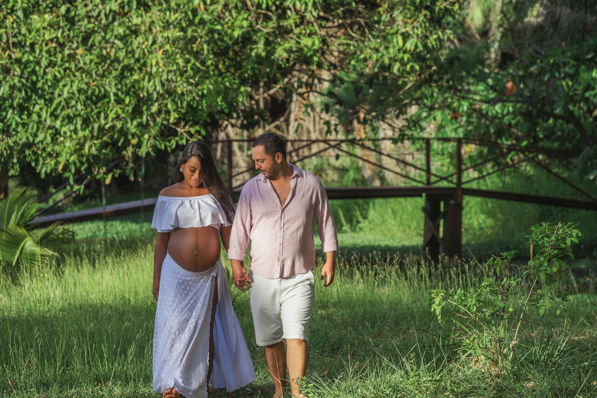gestante e papai caminhando olhando para barriga