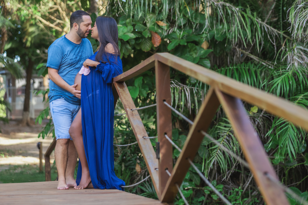 papai tocando na barriga da gestante na ponte