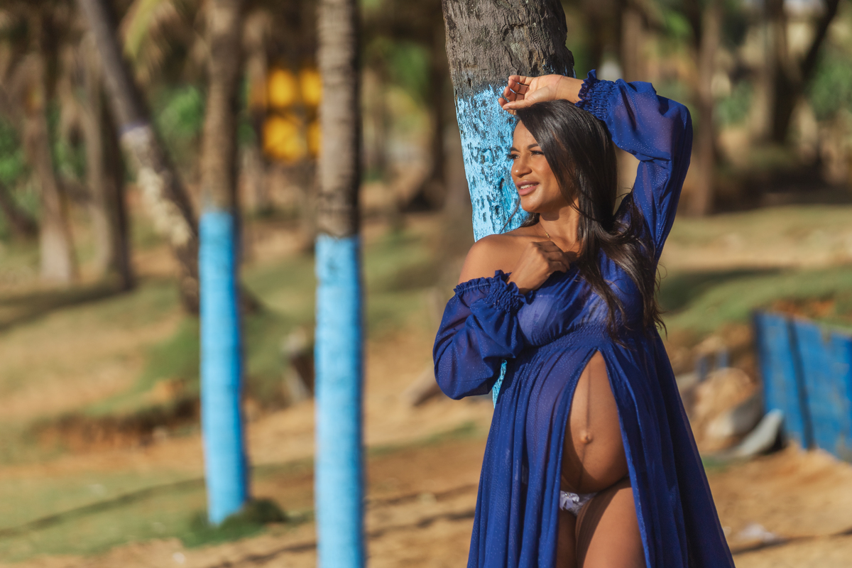 gestante segurando vestido com braço sobre a cabeça